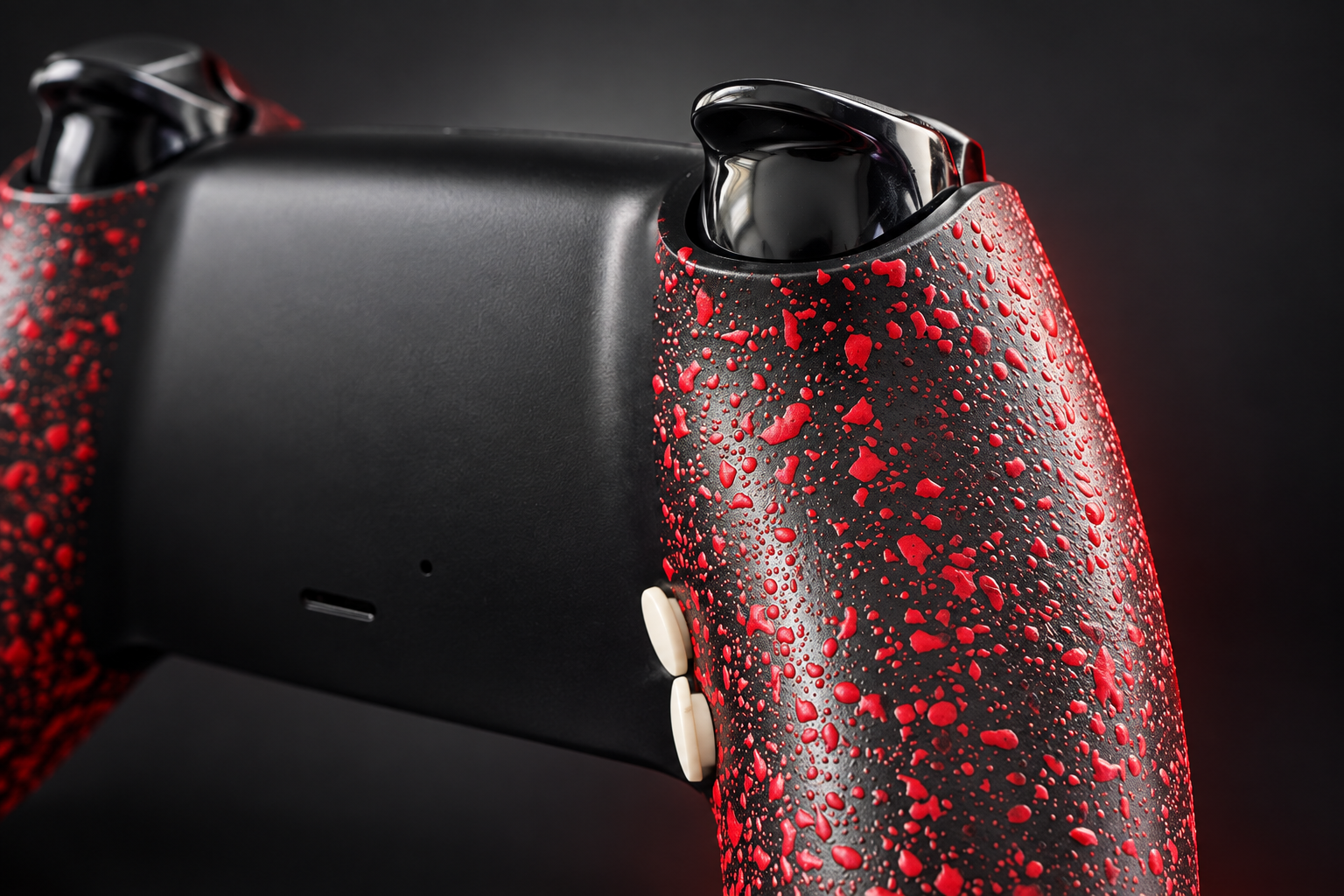 Gros plan sur les gâchettes et boutons d’épaule noirs d’une manette avec grip noir rouge